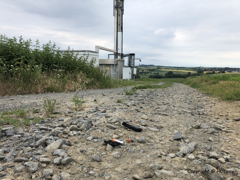 And yet again derelict on my path. It is often frustrating to see what people think they can dispose of in nature.
Okay, it was on a dirt road, not really nature. But batteries don't belong there either.
A transmission mast very near. So why was this thing left there, in pieces?
It is not a street with through traffic, only farmers and hunters drive there, and some people walk there. H0tamer_20200614.JPG